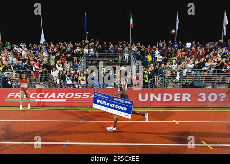 Florence, Italie. 02nd juin 2023. FLORENÇA, IT - 02.06.2023: GOLDEN GALA DA DIAMOND LEAGUE - Athlétisme - Golden Gala - Diamond League - Women's 1500m event, tenu au stade Luigi Ridolfi à Florence, en Italie, ce vendredi (02). Sur la photo, Kipyegon gagne la course et brise le record du monde. (Photo: Luca Castro/Fotoarena) crédit: Foto Arena LTDA/Alay Live News Banque D'Images