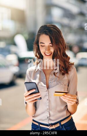 Les opérations bancaires en ligne n'ont jamais été aussi pratiques. une jeune femme d'affaires attirante qui fait des opérations bancaires en ligne pendant son trajet du matin au travail. Banque D'Images