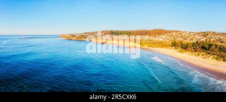 Pittoresque côte océanique du Pacifique dans la ville de Caves Beach en Australie avec des grottes marines dans un paysage aérien. Banque D'Images