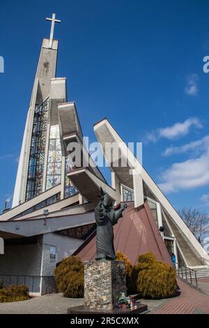 Eglise paroissiale dans le village d'Orly, près de Radymno, Malopolska, Pologne, œuvre d'art dans l'architecture moderne Banque D'Images