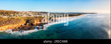 Grottes plages falaises avec grottes marines pittoresques sur la côte Pacifique de l'Australie au lever du soleil - panorama aérien. Banque D'Images