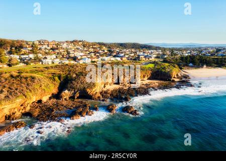 Grottes marines sur la côte pittoresque du Pacifique dans la ville de Caves Beach en Australie - vue aérienne sur le paysage depuis la mer. Banque D'Images