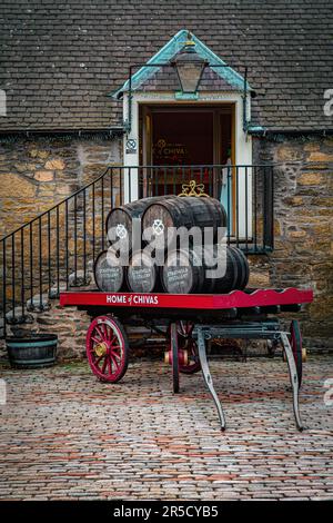 Fûts de whisky en bois sur un ancien chariot à la distillerie de Strathisla, Keith, Royaume-Uni Banque D'Images