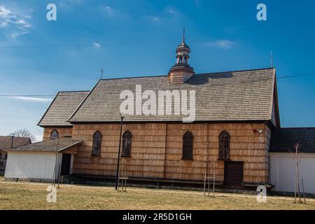 Une église revêtue de bois avec des fenêtres en arc et une petite coupole sous un ciel bleu. Banque D'Images