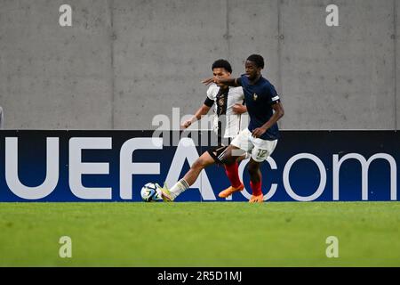 Budapest, Hongrie. 02nd juin 2023. Allemagne U17's Paris Brunner et France U17's Yvann Titi pendant la phase finale Championnat des moins de 17 ans Hongrie 2023 match de football Allemagne U17 vs France U17 au stade Nandor Hidegkuti Stadion à Budapest, Hongrie, 2nd de juin 2023 crédit: Live Media Publishing Group/Alay Live News Banque D'Images