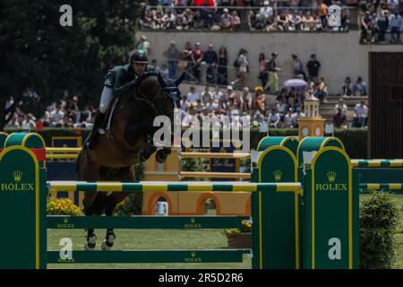 Rome, Italie - 28th mai 2023 : ROME ROLEX GRAND PRIX 2023 INTERNATIONAL, saut équestre, Piazza di Siena. Premier tour, le cavalier Marlon Modolo Zanotelli (BRA) en action sur le terrain de jeu pendant la compétition. Banque D'Images