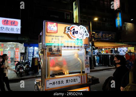 Stand de pancakes au marché de nuit touristique de Huaxi Street à Taipei, Taïwan; chariot et vendeur de nourriture de rue; cuisine traditionnelle taïwanaise. Banque D'Images