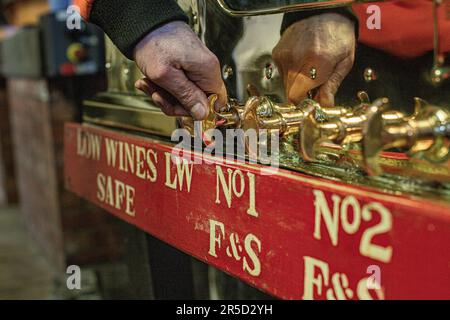 Toujours homme vérifie les niveaux d'alcool dans le Spirit Safe à Springbank Distillery Campbeltown, Écosse Banque D'Images