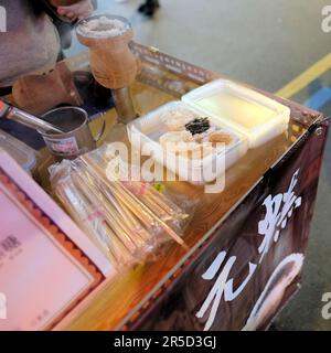 Comptoir à gâteau au riz cuit à la vapeur au marché de nuit touristique de Huaxi Street à Taipei, Taïwan; panier à dessert au riz doux; cuisine traditionnelle taïwanaise. Banque D'Images