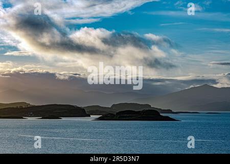 Magnifique paysage mystique paysage de lac en Écosse avec ciel nuageux et rayons de soleil nature nuages aventure à couper le souffle clair hebrides Banque D'Images