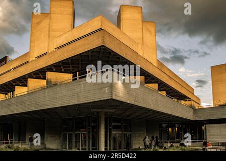 LONDRES, ANGLETERRE - 10th AOÛT 2018 : vue sur le Royal National Theatre lors d'une soirée d'été nuageux Banque D'Images