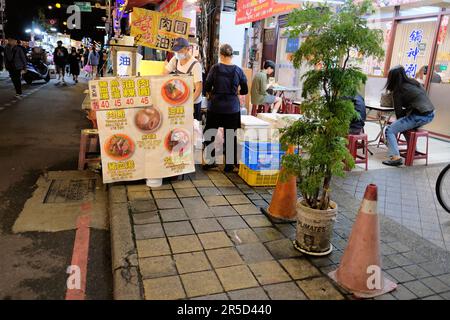 Panneau à un stand de nourriture de rue au marché de nuit touristique de la rue Huaxi à Taipei, Taiwan; nourriture traditionnelle taïwanaise: Soupe de sang de porc, soupe de boule de poisson. Banque D'Images