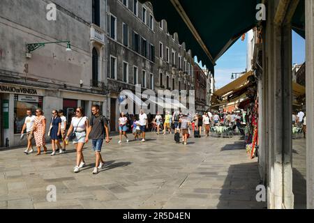 Vue sur Strada Nova, rue qui relie la gare Santa Lucia avec Rialto, avec des gens marchant en été, Venise, Vénétie, Italie Banque D'Images