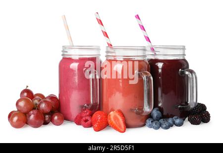 Différents smoothies savoureux dans des pots de maçon isolés sur du blanc Banque D'Images