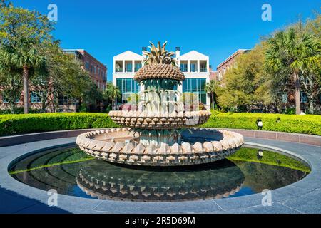 Fontaine d'ananas dans Waterfront Park, centre-ville de Charleston, Caroline du Sud, États-Unis. Banque D'Images