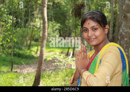 Namaste ! Portrait de village d'adolescentes indiennes heureux, Inde Banque D'Images