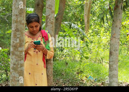 Fille indienne asiatique souriante prenant un selfie en plein air Banque D'Images