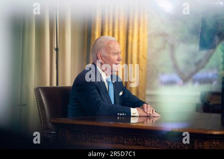 Washington, Vereinigte Staaten. 02nd juin 2023. Le président Joe Biden s'adresse à la nation au sujet du projet de loi sur le plafond de la dette dans le bureau ovale de la Maison Blanche à Washington, DC, vendredi, 1 juin 2023. Crédit : Bonnie Cash/Pool via CNP/dpa/Alay Live News Banque D'Images