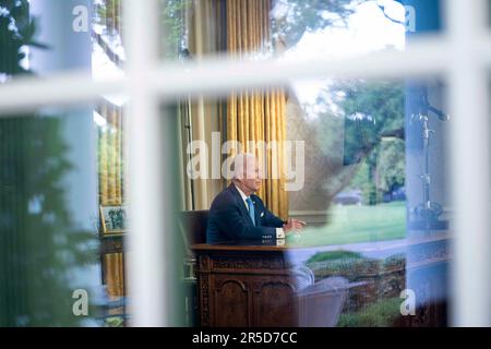 Washington, Vereinigte Staaten. 02nd juin 2023. Le président Joe Biden s'adresse à la nation au sujet du projet de loi sur le plafond de la dette dans le bureau ovale de la Maison Blanche à Washington, DC, vendredi, 1 juin 2023. Crédit : Bonnie Cash/Pool via CNP/dpa/Alay Live News Banque D'Images