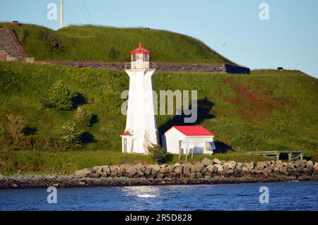 Phare sur l'île George, dans le port de Halifax, Nouvelle-Écosse, Canada Banque D'Images