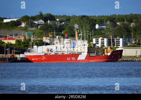 Le NGCC Kopit Hopson 1752, anciennement le NGCC Edward Cornwallis, brise-glace de la Garde côtière canadienne, est ancré à Dartmouth, en Nouvelle-Écosse Banque D'Images