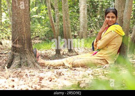 Portrait en gros plan d'une adolescente indienne regardant l'appareil photo sur fond de nature. Banque D'Images