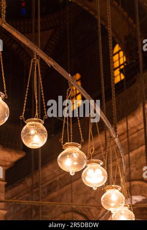 Gros plan de globes de verre suspendus à l'intérieur d'une mosquée au Caire Banque D'Images