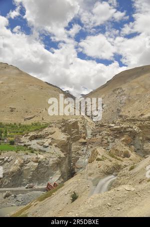 Un petit village verdoyant sur une montagne rocheuse au Ladakh, EN INDE Banque D'Images