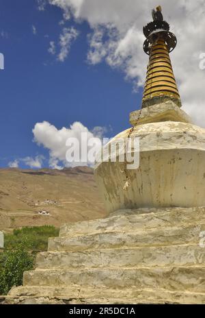 Gros plan d'un stupa blanc à Padum, vallée du Zanskar, Ladakh, INDE. Banque D'Images