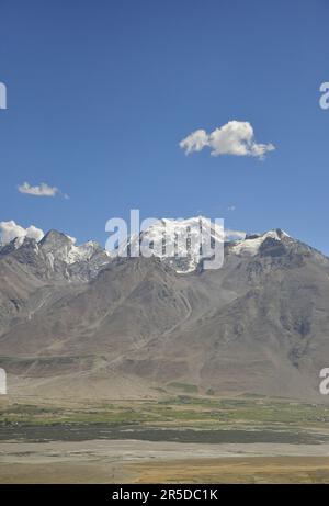 Paysage de belles montagnes de Padum, Zanskar Valley, (Ladakh) avec de belles montagnes de glacier. Banque D'Images