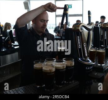 Profitez d'une pinte de Guinness Stout au bar sur le toit du Guinness Storehouse à St. James's Gate à Dublin, Irlande. Banque D'Images