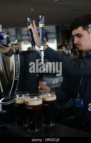 Profitez d'une pinte de Guinness Stout au bar sur le toit du Guinness Storehouse à St. James's Gate à Dublin, Irlande. Banque D'Images