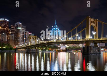 Le pont Andy Warhol et le centre-ville de Pittsburgh la nuit Banque D'Images