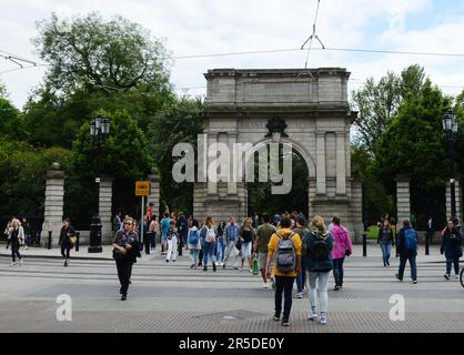 Arche de Fusilier à l'entrée du parc vert St Stephen's à Dublin, Irleland. Banque D'Images