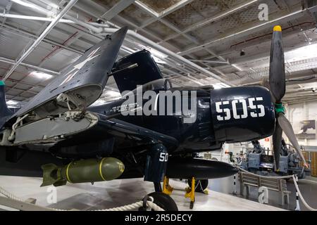 Un Skyraider Douglas AD-­4N dans la baie Hangar du porte-avions USS Yorktown au Musée naval et maritime de Patriot's point à Mt. Pleasant, Caroline du Sud, États-Unis. Banque D'Images