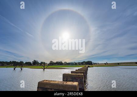 Vue à angle bas d'un halo solaire sur les ruines de piliers de viaduc dans un lac au réservoir de Cairn Curran dans le centre de Victoria, en Australie Banque D'Images