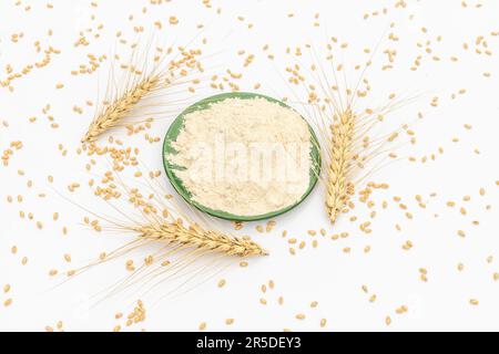 Farine de blé avec épis de blé sur fond blanc isolé Banque D'Images
