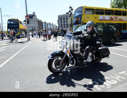 Un motocycliste irlandais qui fait le tour de Harley Davidson sur Bachelors Walk, à la jonction de O'Connell Street à Dublin, en Irlande. Banque D'Images