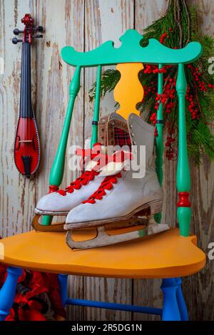 Old Vintage Ice skates sur chaise haute en couleur Still Life Banque D'Images