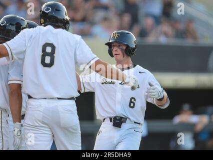 2 juin 2023: Justin Johnson (6) de Wake Nick Kurtz (8) Forêt a bellé un homère de deux de série pour mettre Wake Forest vers le haut 4-0 est accueilli à la plaque d'accueil par . Wake Forest remporte 12 - 0 contre George Mason. Tournoi régional NCAA - match de baseball entre George Mason et Wake Forest University au stade de baseball David F. Couch, Winston Salem. North Carolina.David Beach/CSM(Credit image: © David Beach/Cal Sport Media) Credit: CAL Sport Media/Alay Live News Banque D'Images