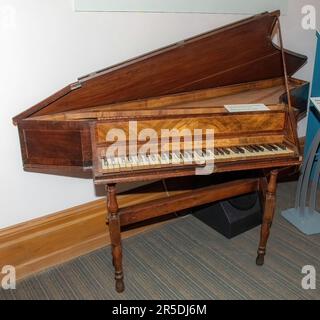 1765 English Bentside Spinet, Pringle clavecin, acquis en 1980, exposé au musée d'histoire du Landmark Centre à St. Paul, Minnesota, États-Unis. Banque D'Images