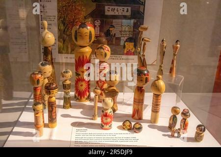 Poupées Kokeshi en bois japonais datant du 20th siècle au musée d'histoire du Landmark Center à St. Paul, Minnesota, États-Unis. Banque D'Images