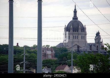 La cathédrale Saint-Jean Paul vu de l'autre côté du fleuve Mississippi au parc régional de Lilydale à St. Paul, Minnesota, États-Unis. Banque D'Images