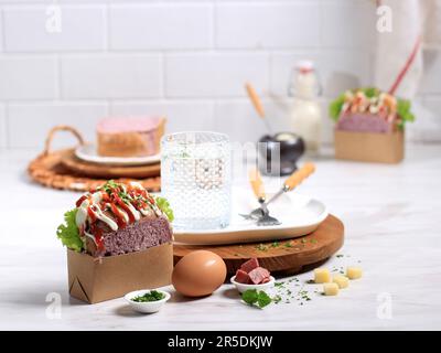 Pain grillé aux pommes de terre douces et violets avec sauce Chili, œuf, mayonnaise et laitue fraîche Banque D'Images