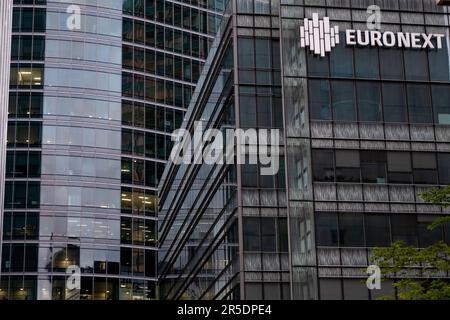 Paris, France 16 mai 2023. Plan extérieur du bâtiment Euronext dans la zone de la Défense de Paris avec logo, réflexions sur le verre extérieur. Banque D'Images