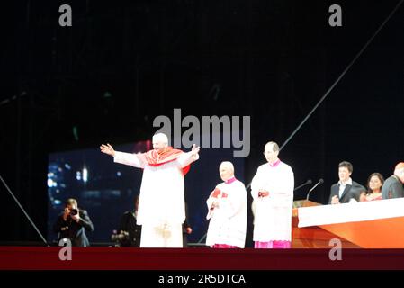 Le Pape Benoît XVI organise une veillée en soirée à l'hippodrome Royal Randwick pour les pèlerins dans un traîneau avant la messe papale qui aura lieu le dimanche 20 juillet 2008, dans le cadre de la Journée mondiale de la Jeunesse, qui se tiendra à Sydney du 15-21 au 14 juillet. Sydney, Australie. 19.07.08. Banque D'Images