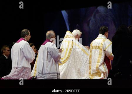 Le Pape Benoît XVI organise une veillée en soirée à l'hippodrome Royal Randwick pour les pèlerins dans un traîneau avant la messe papale qui aura lieu le dimanche 20 juillet 2008, dans le cadre de la Journée mondiale de la Jeunesse, qui se tiendra à Sydney du 15-21 au 14 juillet. Sydney, Australie. 19.07.08. Banque D'Images