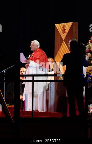 Le Pape Benoît XVI organise une veillée en soirée à l'hippodrome Royal Randwick pour les pèlerins dans un traîneau avant la messe papale qui aura lieu le dimanche 20 juillet 2008, dans le cadre de la Journée mondiale de la Jeunesse, qui se tiendra à Sydney du 15-21 au 14 juillet. Sydney, Australie. 19.07.08. Banque D'Images