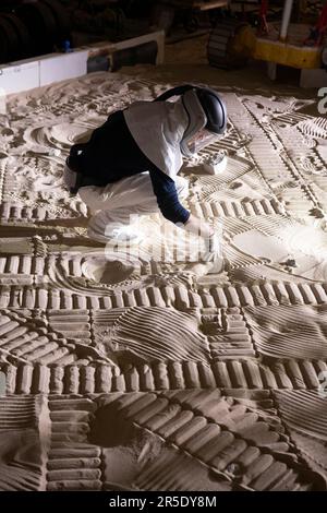 Cleveland, Ohio, États-Unis. 29th mai 2023. Un ingénieur dresse un plan de la position des roches pendant les essais VIPER au Centre de recherche Glenn de la NASA. Une version de test du VIPER rover continue de montrer à quel point il se déplace sur une surface lunaire simulée dans notre laboratoire DE PENTE. Il s'agit d'une étape critique pour s'assurer que le rover est prêt pour sa mission 2023 de trouver de la glace d'eau sur le pôle Sud de la Lune. Credit: NASA/GRC/ZUMA Press Wire Service/ZUMAPRESS.com/Alamy Live News Banque D'Images