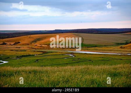 Lumière du soleil chaude sur les collines près de la rivière Cuckmere sur South Downs, près d'Eastbourne East Sussex, Angleterre Royaume-Uni Banque D'Images